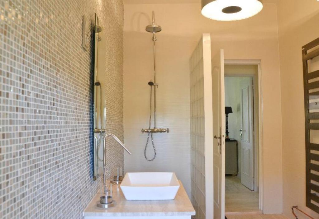 Mas Le 7 Bed & Breakfast Saint-Andiol Exterior photo